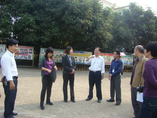 绿化委员会领导到我校进行考察